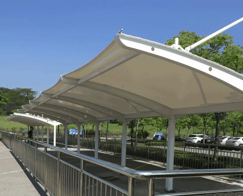 膜结构车棚兼具实用性与美观性的车棚的安装方式